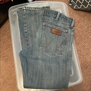 Wrangler Classic Blue Jeans with Embroidered Pockets